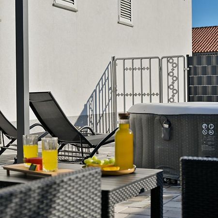 Luxury Apartment With Garden Jacuzzi And Wellness Trogir Zewnętrze zdjęcie