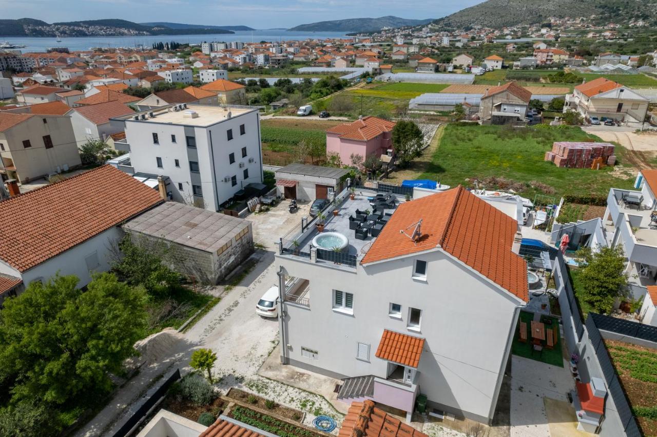 Luxury Apartment With Garden Jacuzzi And Wellness Trogir Zewnętrze zdjęcie