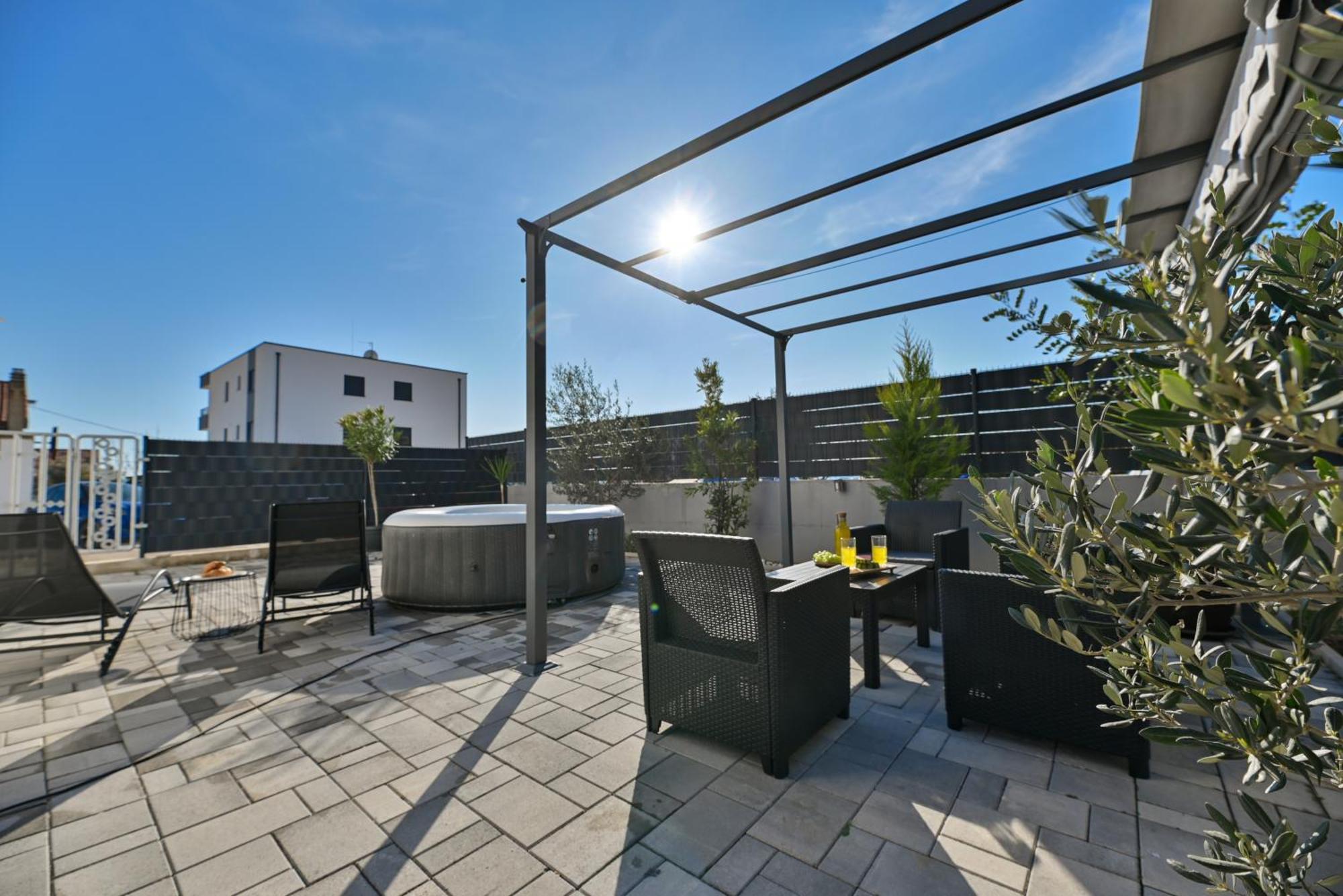 Luxury Apartment With Garden Jacuzzi And Wellness Trogir Zewnętrze zdjęcie