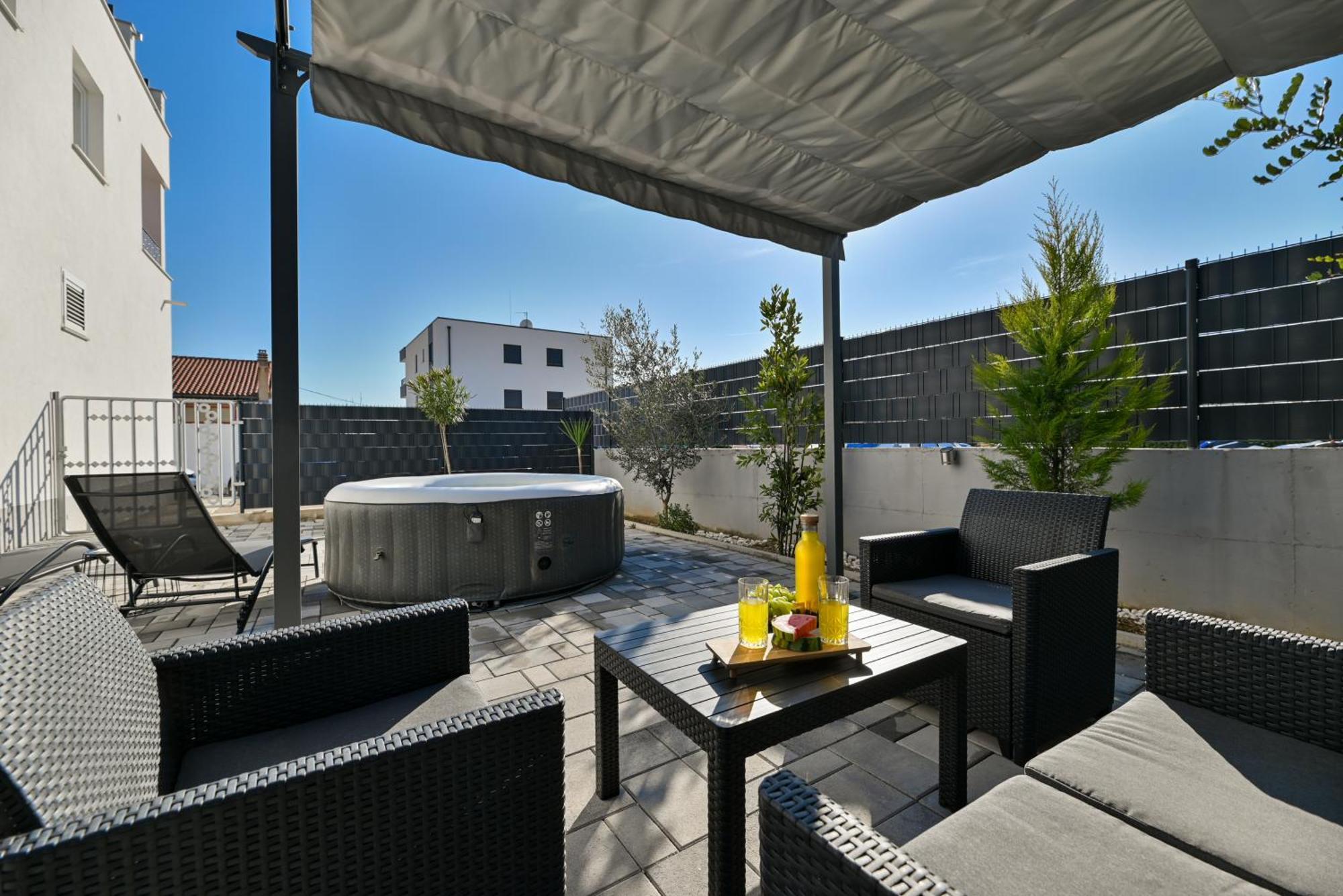 Luxury Apartment With Garden Jacuzzi And Wellness Trogir Zewnętrze zdjęcie