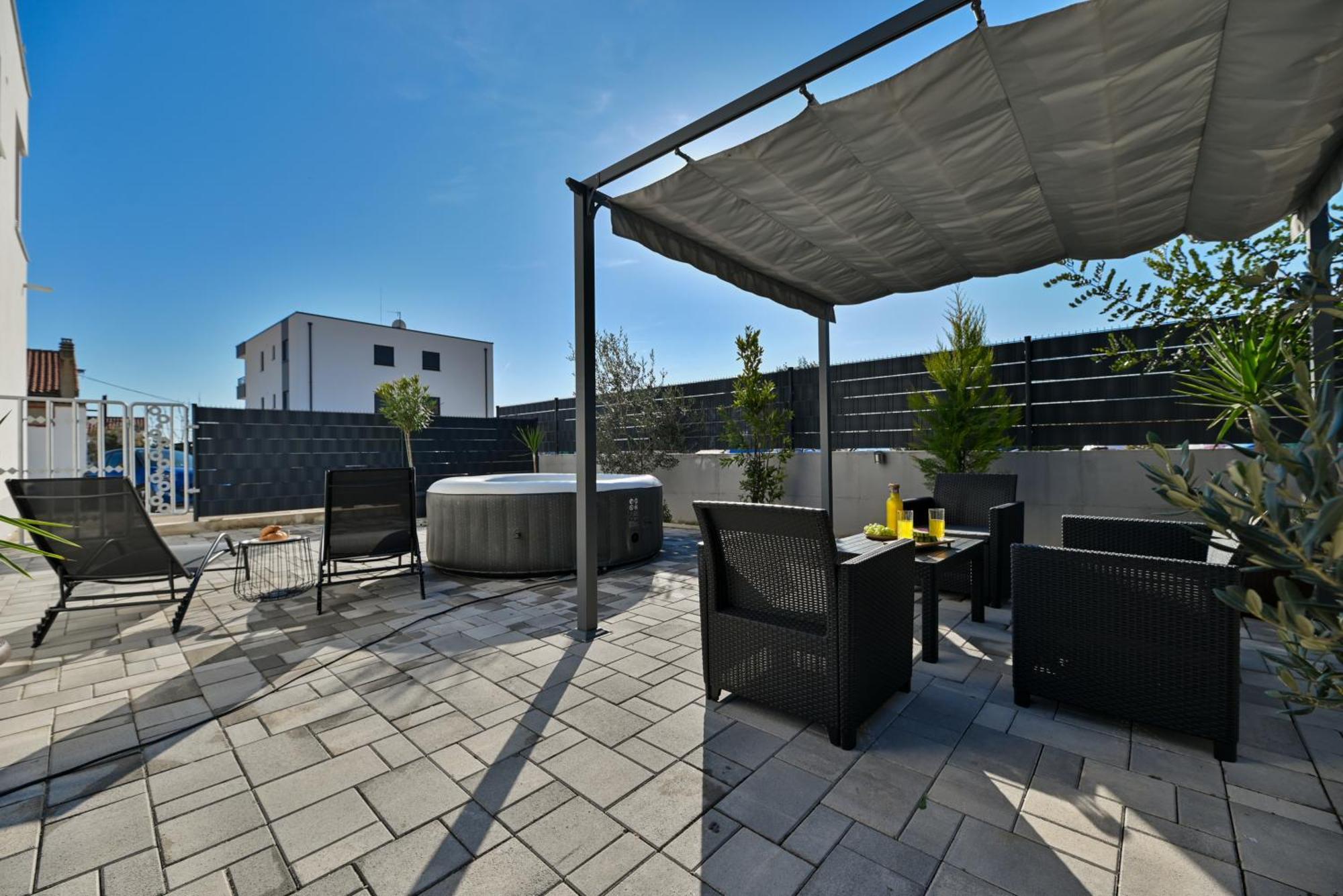Luxury Apartment With Garden Jacuzzi And Wellness Trogir Zewnętrze zdjęcie