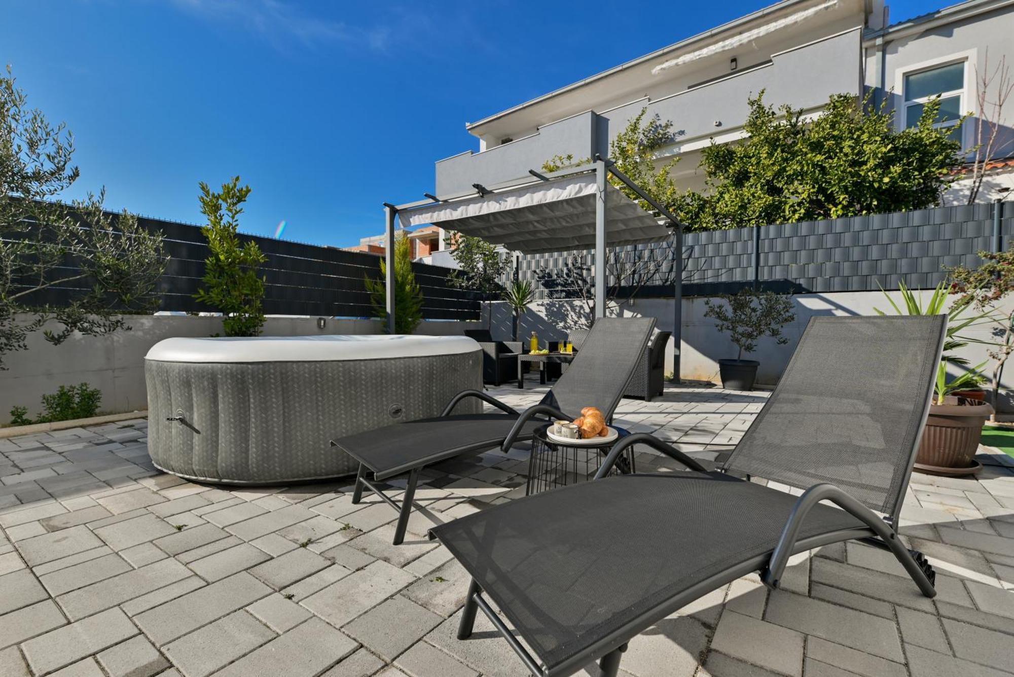 Luxury Apartment With Garden Jacuzzi And Wellness Trogir Zewnętrze zdjęcie