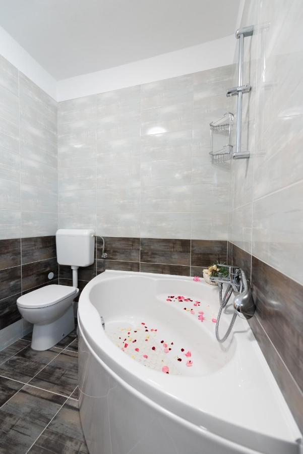 Luxury Apartment With Garden Jacuzzi And Wellness Trogir Zewnętrze zdjęcie