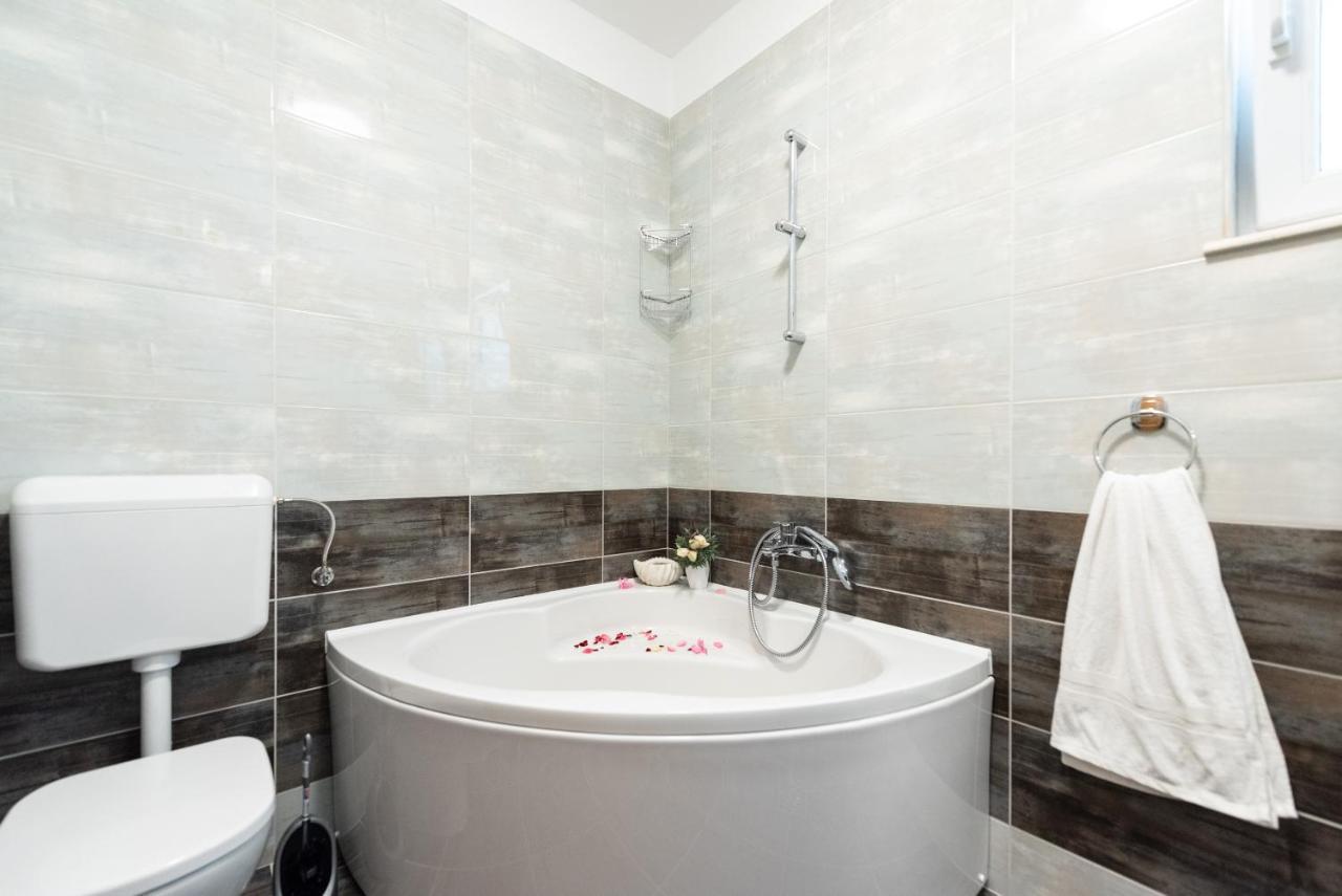 Luxury Apartment With Garden Jacuzzi And Wellness Trogir Zewnętrze zdjęcie